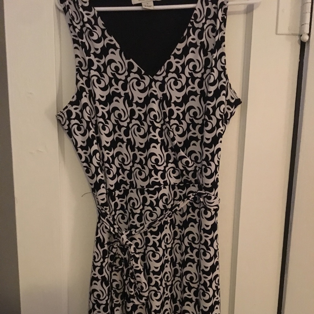 Beautiful black and white sleeveless dress
